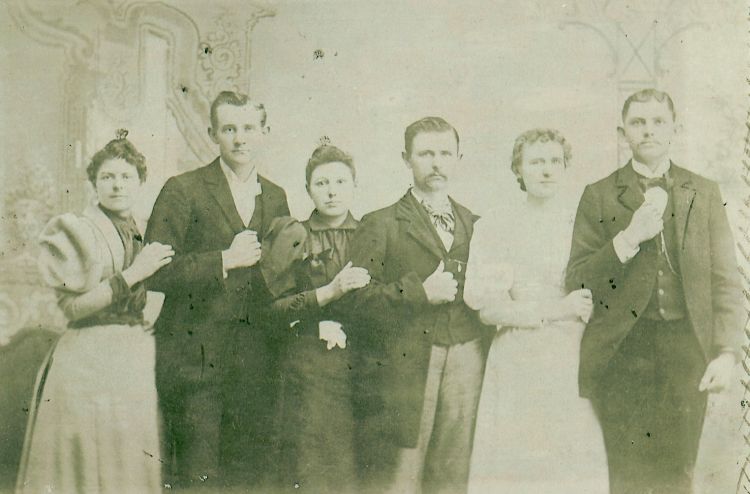 Picture of the Gunn Family made prior to 1885